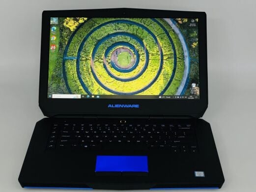Ігровий ноутбук Dell Alienware 15 R2 / 15.6" (1920x1080) IPS / Intel Core i7-6700HQ (4 (8) ядра по 2.6 - 3.5 GHz) / 16 GB DDR4 / 240 GB SSD + 500 GB HDD / nVidia GeForce GTX 970M, 3 GB GDDR5, 192-bit / WebCam Ігровий ноутбук Dell Alienware 15 R2 / 15.6" (1920x1080) IPS / Intel Core i7-6700HQ (4 (8) ядра по 2.6 - 3.5 GHz) / 16 GB DDR4 / 240 GB SSD + 500 GB HDD / nVidia GeForce GTX 970M, 3 GB GDDR5, 192-bit / WebCam