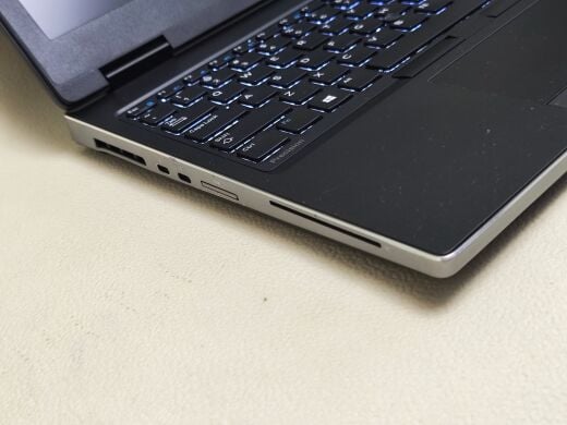 Мобільна робоча станція Dell Precision 7530 / 15.6" (1920x1080) IPS / Intel Core i9-8950HK (6 (12) ядер по 2.9 - 4.8 GHz) / 16 GB DDR4 / 256 GB SSD / nVidia Quadro P1000, 4 GB GDDR5, 128-bit / WebCam