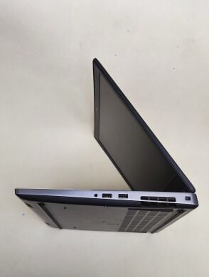 Мобільна робоча станція Dell Precision 7530 / 15.6" (1920x1080) IPS / Intel Core i9-8950HK (6 (12) ядер по 2.9 - 4.8 GHz) / 16 GB DDR4 / 256 GB SSD / nVidia Quadro P1000, 4 GB GDDR5, 128-bit / WebCam