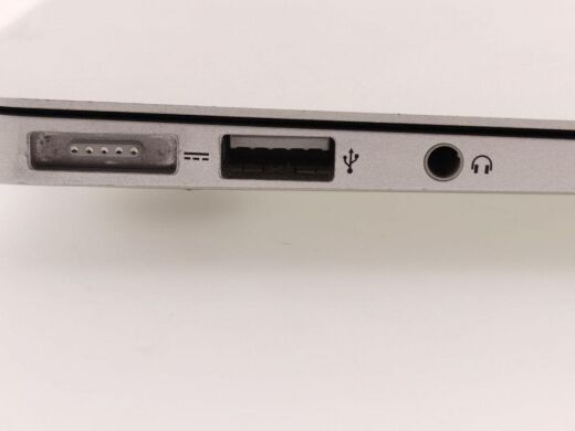 Ноутбук Apple MacBook Air A1466 (2015 year) / 13.3" (1440x900) IPS / Intel Core i7-5650U (2 (4) ядра по 2.2 - 3.1 GHz) / 8 GB DDR3 / 256 GB SSD / Intel HD Graphics 6000 / WebCam 