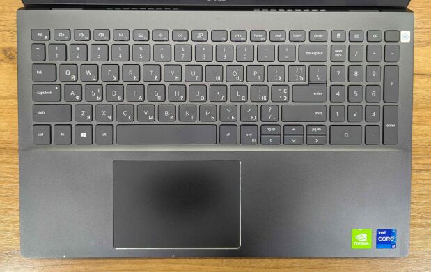 Ноутбук Б-класс Dell Vostro 5502 / 15.6" (1920x1080) IPS / Intel Core i7-1165G7 (4 (8) ядра по 2.8 - 4.7 GHz) / 16 GB DDR4 / 512 GB SSD / nVidia GeForce MX330, 2 GB GDDR5, 64-bit / WebCam / TouchID / Windows 11