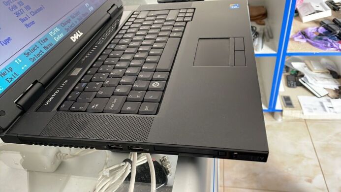 Ноутбук Dell Vostro 1520 / 15.4" (1440х900) TN / Intel Core 2 Duo T6670 (2 ядра по 2.2 GHz) / 4 GB DDR2 / 160 GB HDD / DVD-RW / WiFi / Windows 10 / Без АКБ
