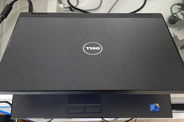 Ноутбук Dell Vostro 1520 / 15.4" (1440х900) TN / Intel Core 2 Duo T6670 (2 ядра по 2.2 GHz) / 4 GB DDR2 / 160 GB HDD / DVD-RW / WiFi / Windows 10 / Без АКБ