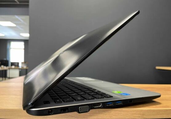 Ігровий ноутбук Asus X555L / 15.6" (1366x768) TN / Intel Core i5-5200U (2 (4) ядра по 2.2 - 2.7 GHz) / 8 GB DDR3 / 250 GB SSD / nVidia GeForce 940M, 2 GB DDR3, 64-bit / WebCam / DVD-ROM / Win 10 Home