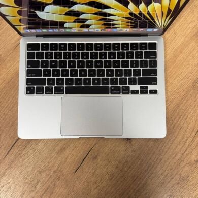 Ультрабук Б-класс Apple MacBook Air 2022 A2681 / 13.6" (2560x1664) IPS / Apple M2 (8 ядер по 3.5 GHz) / 8 GB DDR5 / 250 GB SSD / Apple M2 Graphics / WebCam / MacOS Ультрабук Б-класс Apple MacBook Air 2022 A2681 / 13.6" (2560x1664) IPS / Apple M2 (8 ядер по 3.5 GHz) / 8 GB DDR5 / 250 GB SSD / Apple M2 Graphics / WebCam / MacOS