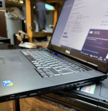 Ноутбук Dell Vostro 1520 / 15.4" (1440х900) TN / Intel Core 2 Duo T6670 (2 ядра по 2.2 GHz) / 4 GB DDR2 / 160 GB HDD / DVD-RW / WiFi / Windows 10 / Без АКБ