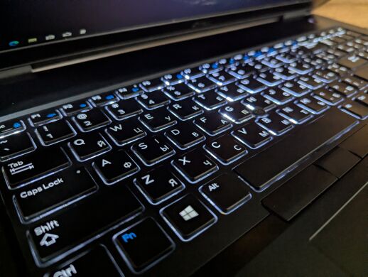 Мобільна робоча станція Dell Precision 7730 / 17.3" (1920x1080) IPS / Intel Core i9-8950HK (6 (12) ядер по 2.9 - 4.8 GHz) / 32 GB DDR4 / 500 GB SSD / nVidia Quadro P4200, 8 GB GDDR5, 256-bit / WebCam / Windows 10