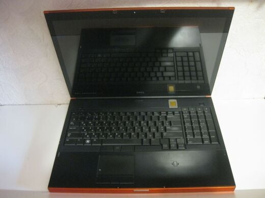 Ноутбук Dell Precision M6400 / 17" (1920x1200) TN LED / Intel Core 2 Quad Q9300 (4 ядра по 2.5 GHz) / 8 GB DDR3 / 128 GB SSD+500 GB HDD / nVidia Quadro FX 3700M, 1 GB GDDR3, 256-bit / WebCam / DVD-RW / Fingerprint