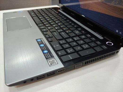 Ноутбук Toshiba Satellite S55-A5176 / 15.6" (1366x768) TN / Intel Core i7-4700MQ (4(8) ядра по 2.4 - 3.4 GHz) / 8 GB DDR3 / 1 TB HDD / DVD-RW, Web-camera