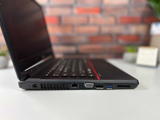 Ноутбук Fujitsu LifeBook E546 / 14" (1366x768) TN / Intel Core i3-6100U (2 (4) ядра по 2.3 GHz) / 8 GB DDR4 / 256 GB SSD / Intel HD Graphics 520 / WebCam