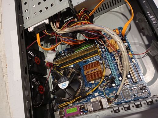 ПК Б-класс LogicPower SFF / Intel Core 2 Quad Q8300 (4 ядра по 2.5 GHz) / 6 GB DDR2 / 120 GB SSD / Intel GMA X4500 / Win 10