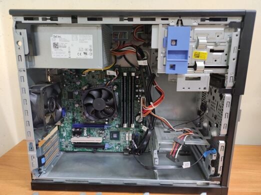 Системный блок Dell OptiPlex 790 Tower / Intel Core i3-2120 (2 (4) ядра по 3.3 GHz) / 8 GB DDR3 / no HDD / Intel HD Graphics 2000 / 265W / DVD-ROM / DisplayPort
