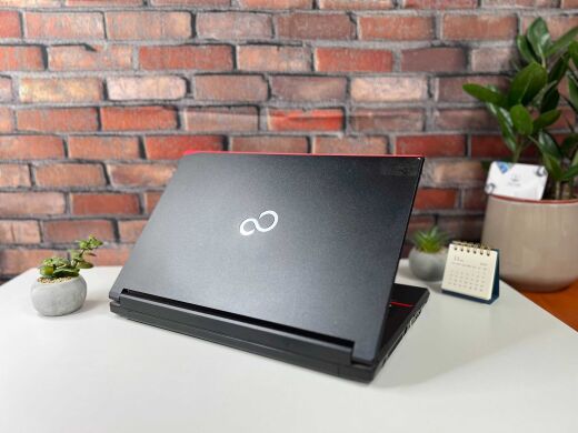 Ноутбук Fujitsu LifeBook E546 / 14" (1366x768) TN / Intel Core i3-6100U (2 (4) ядра по 2.3 GHz) / 8 GB DDR4 / 256 GB SSD / Intel HD Graphics 520 / WebCam