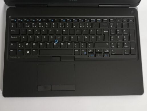 Мобильная рабочая станция Б-класс Dell Precision 7520 / 15.6" (1920x1080) TN / Intel Core i7-7820HQ (4 (8) ядра по 2.9 - 3.9 GHz) / 8 GB DDR4 / 512 GB SSD / AMD Radeon Pro WX 4150, 4 GB GDDR5, 128-bit / WebCam / HDMI / АКБ NEW / Windows 10 Pro