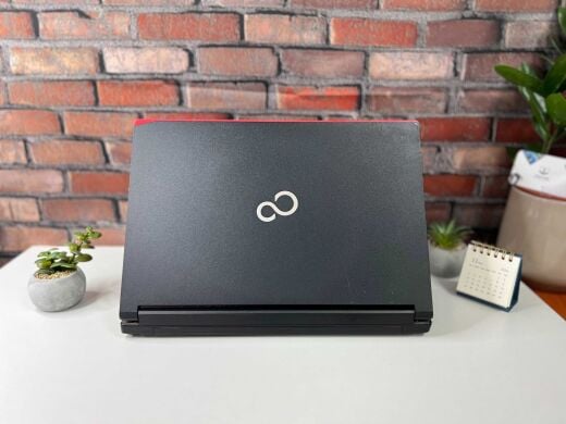 Ноутбук Fujitsu LifeBook E546 / 14" (1366x768) TN / Intel Core i3-6100U (2 (4) ядра по 2.3 GHz) / 8 GB DDR4 / 256 GB SSD / Intel HD Graphics 520 / WebCam