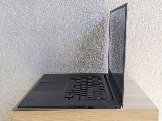 Мобільна робоча станція Б-клас Dell Precision 5530 / 15.6" (1920x1080) IPS / Intel Core i5-8400H (4 (8) ядра по 2.5 - 4.2 GHz) / 16 GB DDR4 / 256 GB SSD + 1000 GB HDD / nVidia Quadro P1000, 4 GB GDDR5, 128-bit / WebCam