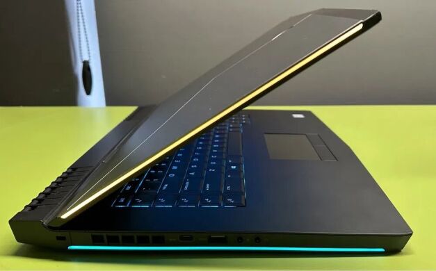 Ігровий ноутбук Dell Alienware 15 R4 / 15.6" (3840x2160) IPS / Intel Core i7-8750H (6 (12) ядра по 2.2 - 4.1 GHz) / 32 GB DDR4 / 512 GB SSD M.2 + 1000 GB HDD / nVidia GeForce GTX 1070, 8 GB GDDR5, 256-bit / WebCam