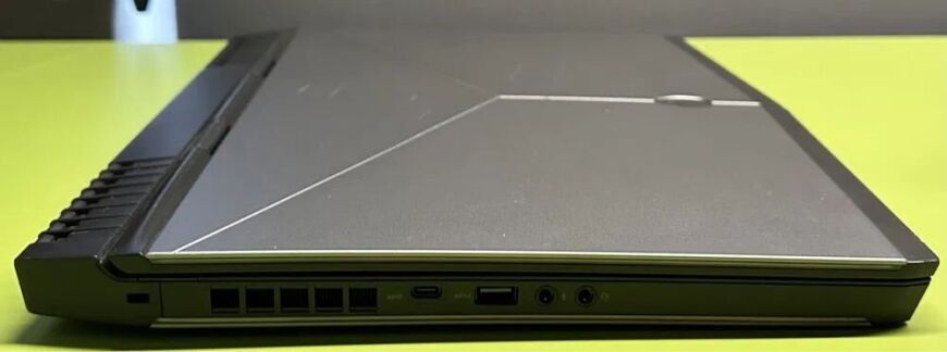 Ігровий ноутбук Dell Alienware 15 R4 / 15.6" (3840x2160) IPS / Intel Core i7-8750H (6 (12) ядра по 2.2 - 4.1 GHz) / 32 GB DDR4 / 512 GB SSD M.2 + 1000 GB HDD / nVidia GeForce GTX 1070, 8 GB GDDR5, 256-bit / WebCam