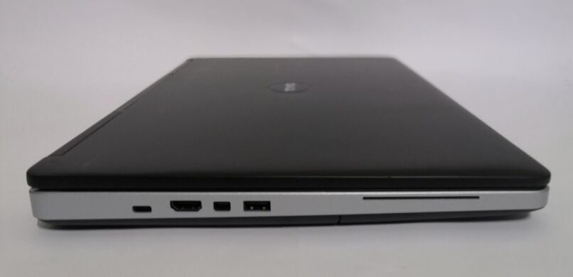 Мобильная рабочая станция Б-класс Dell Precision 7520 / 15.6" (1920x1080) TN / Intel Core i7-7820HQ (4 (8) ядра по 2.9 - 3.9 GHz) / 8 GB DDR4 / 512 GB SSD / AMD Radeon Pro WX 4150, 4 GB GDDR5, 128-bit / WebCam / HDMI / АКБ NEW / Windows 10 Pro