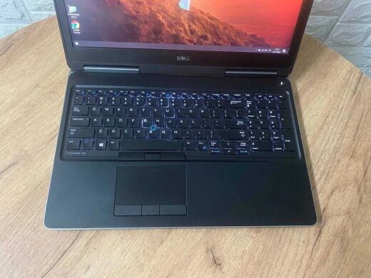 Мобильная рабочая станция Б-класс Dell Precision 7520 / 15.6" (1920x1080) TN / Intel Xeon E3-1535M v6 (4 (8) ядра по 3.1 - 4.2 GHz) / 16 GB DDR4 / 128 GB SSD M.2 + 500 GB HDD / AMD Radeon Pro WX 4130, 2 GB GDDR5, 128-bit / WebCam