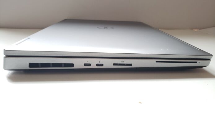 Мобільна робоча станція Dell Precision 7740 / 17.3" (3840x2160) IPS / Intel Core i7-9850H (6 (12) ядер по 2.6 - 4.6 GHz) / 32 GB DDR4 / 256 GB SSD + 1000 GB SSD / AMD Radeon Pro WX 7130, 8 GB GDDR5, 256-bit / WebCam / Win 11 Pro 