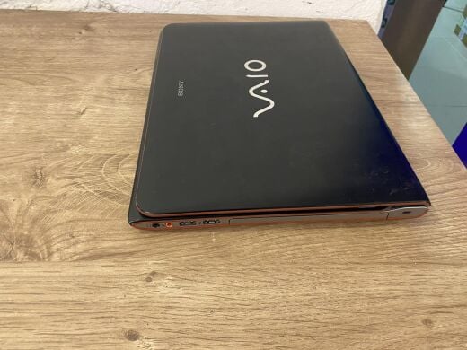 Ноутбук Sony VAIO SVE14 / 14" (1366x768) TN / Intel Core i5-3210M (2 (4) ядра по 2.5 - 3.1 GHz) / 8 GB DDR3 / 240 GB SSD / AMD Radeon HD 7650M, 1 GB DDR3, 128-bit / WebCam