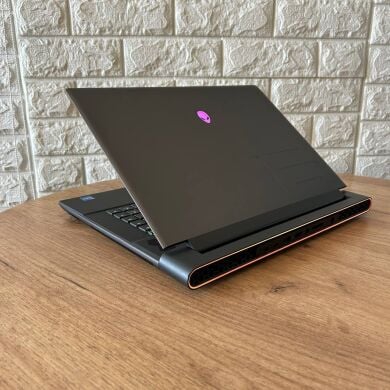 Ігровий ноутбук Dell Alienware m16 R1 / 16" (2560x1600) IPS / Intel Core i7-13700HX (16 (24) ядер по 3.7 - 5.0 GHz) / 16 GB DDR5 / 1000 GB SSD / nVidia GeForce RTX 4070, 8 GB GDDR6, 128-bit / WebCam