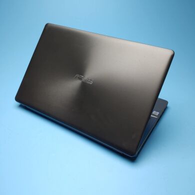 Ігровий ноутбук Asus X550V / 15.6" (1366x768) TN / Intel Core i7-6700HQ (4 (8) ядра по 2.6 - 3.5 GHz) / 16 GB DDR4 / 240 GB SSD / nVidia GeForce GTX 950M, 2 GB GDDR5, 128-bit / WebCam / DVD-ROM / Win 10 Home