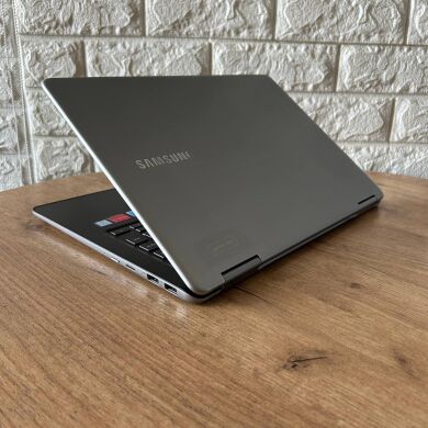 Игровой ультрабук-трансформер Samsung NP940X5N-X02US / 15" (1920x1080) IPS Touch / Intel Core i7-8550U (4 (8) ядра по 1.8 - 4.0 GHz) / 16 GB DDR4 / 256 GB SSD / AMD Radeon 540 Mobile, 2 GB GDDR5, 64-bit / WebCam