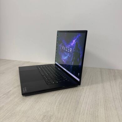 Ігровий ноутбук Razer Blade 16 RZ09-0510 / 16" (2560x1600) IPS / Intel Core i9-14900HX (24 (32) ядер по 2.2 - 5.8 GHz) / 32 GB DDR5 / 1000 GB SSD M.2 / nVidia GeForce RTX 4080, 12 GB GDDR6, 192-bit / WebCam