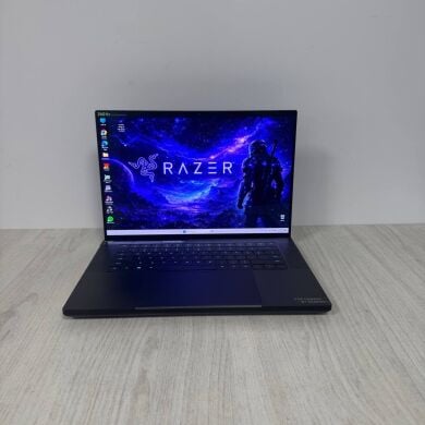 Ігровий ноутбук Razer Blade 16 RZ09-0510 / 16" (2560x1600) IPS / Intel Core i9-14900HX (24 (32) ядер по 2.2 - 5.8 GHz) / 32 GB DDR5 / 1000 GB SSD M.2 / nVidia GeForce RTX 4080, 12 GB GDDR6, 192-bit / WebCam