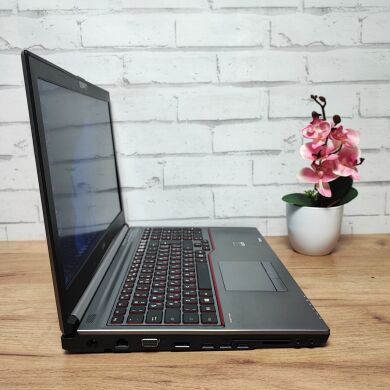 Мобільна робоча станція Fujitsu Celsius H730 / 15.6" (1920x1080) TN / Intel Core i7-4610M (2 (4) ядра по 3.0 - 3.7 GHz) / 8 GB DDR3 / 128 GB SSD / nVidia Quadro K510M, 1 GB GDDR5, 64-bit / WebCam / Без АКБ