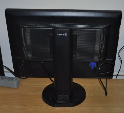 Монітор Б-клас Iiyama ProLite E2202WSV-1 / 22" (1680x1050) TN / VGA, Audio / Вбудовані колонки 2x 2W / VESA 100x100 Монітор Б-клас Iiyama ProLite E2202WSV-1 / 22" (1680x1050) TN / VGA, Audio / Вбудовані колонки 2x 2W / VESA 100x100