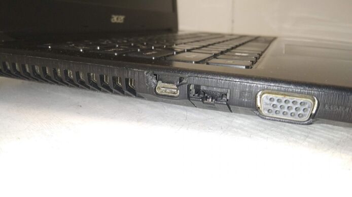 Ноутбук Б-клас Acer E5-576 / 15.6" (1920x1080) TN / Intel Core i3-7020U (2 (4) ядра по 2.3 GHz) / 8 GB DDR3 / 240 GB SSD / Intel HD Graphics 620 / WebCam / DVD-RW
