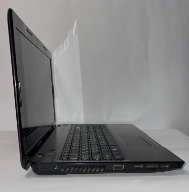 Ноутбук Lenovo IdeaPad Z575 / 15.6" (1366x768) TN / AMD A4-3300M (2 ядра по 1.9 - 2.5 GHz) / 4 GB DDR3 / 500 GB HDD / AMD Radeon 6600M and 6700M Series, 128-bit / WebCam / DVD-RW / HDMI