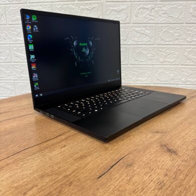 Ігровий ноутбук Razer Blade 15 RZ09-0301 / 15.6" (1920x1080) IPS / Intel Core i7-9750H (6 (12) ядер по 2.6 - 4.5 GHz) / 16 GB DDR4 / 256 GB SSD NVMe / nVidia GeForce RTX 2070 Max-Q, 8 GB GDDR6, 256-bit / WebCam
