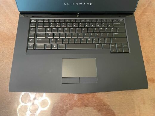 Ігровий ноутбук Dell Alienware 15 R3 / 15.6" (1920x1080) IPS / Intel Core i7-7820HK (4 (8) ядра по 2.9 - 3.9 GHz) / 16 GB DDR4 / 256 GB SSD + 1000 GB HDD / nVidia GeForce GTX 1070, 8 GB GDDR5, 256-bit / WebCam