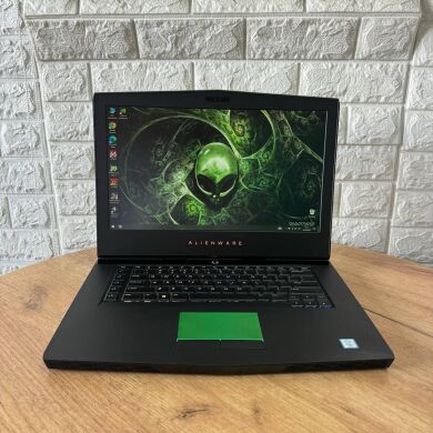 Ігровий ноутбук Dell Alienware 15 R3 / 15.6" (3840x2160) IPS / Intel Core i7-6700HQ (4 (8) ядра по 2.6 - 3.5 GHz) / 16 GB DDR4 / 256 GB SSD + 1000 GB HDD / nVidia GeForce GTX 1070, 8 GB GDDR5, 256-bit / WebCam