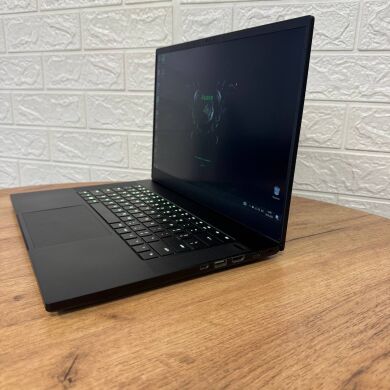 Ігровий ноутбук Razer Blade 15 RZ09-0301 / 15.6" (1920x1080) IPS / Intel Core i7-9750H (6 (12) ядер по 2.6 - 4.5 GHz) / 16 GB DDR4 / 256 GB SSD NVMe / nVidia GeForce RTX 2070 Max-Q, 8 GB GDDR6, 256-bit / WebCam