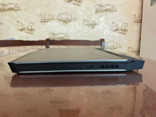 Ігровий ноутбук Dell Alienware 15 R3 / 15.6" (1920x1080) IPS / Intel Core i7-7820HK (4 (8) ядра по 2.9 - 3.9 GHz) / 16 GB DDR4 / 256 GB SSD + 1000 GB HDD / nVidia GeForce GTX 1070, 8 GB GDDR5, 256-bit / WebCam