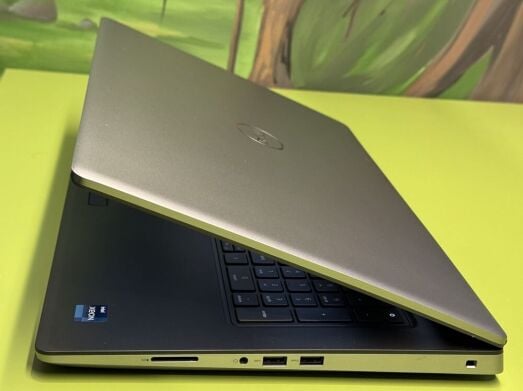 Мобильная рабочая станция Dell Precision 7760 / 17.3" (1920x1080) IPS / Intel Xeon W-11855M (6 (12) ядер по 3.2 - 4.9 GHz) / 32 GB DDR4 / 1000 GB SSD / nVidia RTX A3000, 6 GB GDDR6, 192-bit / WebCam / Thunderbolt