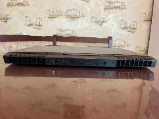 Ігровий ноутбук Dell Alienware 15 R3 / 15.6" (1920x1080) IPS / Intel Core i7-7820HK (4 (8) ядра по 2.9 - 3.9 GHz) / 16 GB DDR4 / 256 GB SSD + 1000 GB HDD / nVidia GeForce GTX 1070, 8 GB GDDR5, 256-bit / WebCam