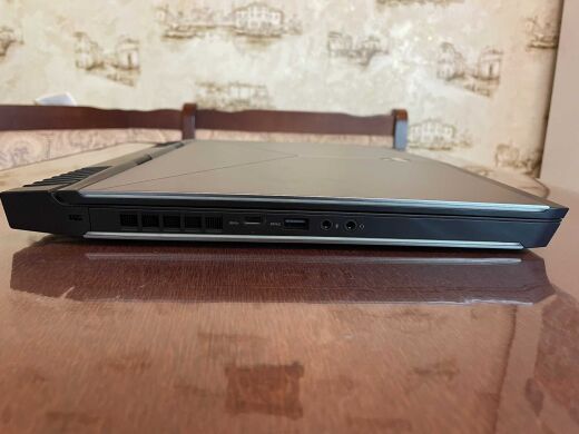 Ігровий ноутбук Dell Alienware 15 R3 / 15.6" (1920x1080) IPS / Intel Core i7-7820HK (4 (8) ядра по 2.9 - 3.9 GHz) / 16 GB DDR4 / 256 GB SSD + 1000 GB HDD / nVidia GeForce GTX 1070, 8 GB GDDR5, 256-bit / WebCam