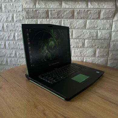 Ігровий ноутбук Dell Alienware 15 R3 / 15.6" (3840x2160) IPS / Intel Core i7-6700HQ (4 (8) ядра по 2.6 - 3.5 GHz) / 16 GB DDR4 / 256 GB SSD + 1000 GB HDD / nVidia GeForce GTX 1070, 8 GB GDDR5, 256-bit / WebCam