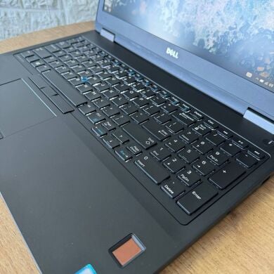 Игровой ноутбук Dell Latitude 5570 / 15.6" (1920x1080) IPS / Intel Core i7-6820HQ (4 (8) ядра по 2.7 - 3.6 GHz) / 16 GB DDR4 / 1000 GB SSD / AMD Radeon R7 M360, 2 GB GDDR3, 64-bit / WebCam Игровой ноутбук Dell Latitude 5570 / 15.6" (1920x1080) IPS / Intel Core i7-6820HQ (4 (8) ядра по 2.7 - 3.6 GHz) / 16 GB DDR4 / 1000 GB SSD / AMD Radeon R7 M360, 2 GB GDDR3, 64-bit / WebCam