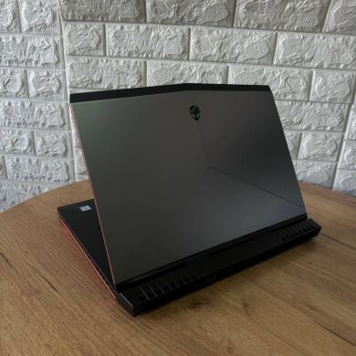 Ігровий ноутбук Dell Alienware 15 R3 / 15.6" (3840x2160) IPS / Intel Core i7-6700HQ (4 (8) ядра по 2.6 - 3.5 GHz) / 16 GB DDR4 / 256 GB SSD + 1000 GB HDD / nVidia GeForce GTX 1070, 8 GB GDDR5, 256-bit / WebCam