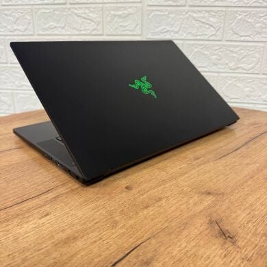 Ігровий ноутбук Razer Blade 15 RZ09-0301 / 15.6" (1920x1080) IPS / Intel Core i7-9750H (6 (12) ядер по 2.6 - 4.5 GHz) / 16 GB DDR4 / 256 GB SSD NVMe / nVidia GeForce RTX 2070 Max-Q, 8 GB GDDR6, 256-bit / WebCam