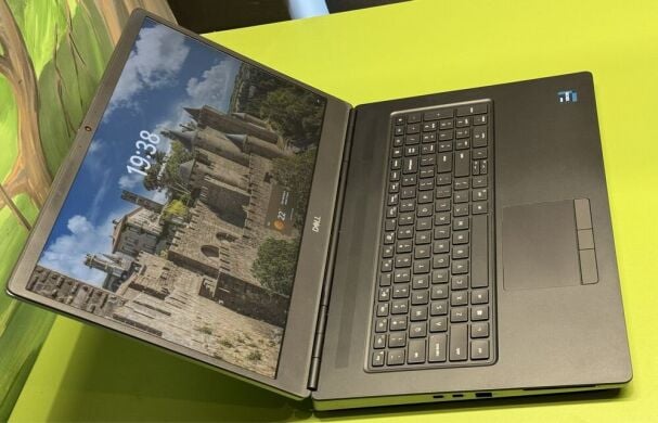 Мобильная рабочая станция Dell Precision 7760 / 17.3" (1920x1080) IPS / Intel Xeon W-11855M (6 (12) ядер по 3.2 - 4.9 GHz) / 32 GB DDR4 / 1000 GB SSD / nVidia RTX A3000, 6 GB GDDR6, 192-bit / WebCam / Thunderbolt