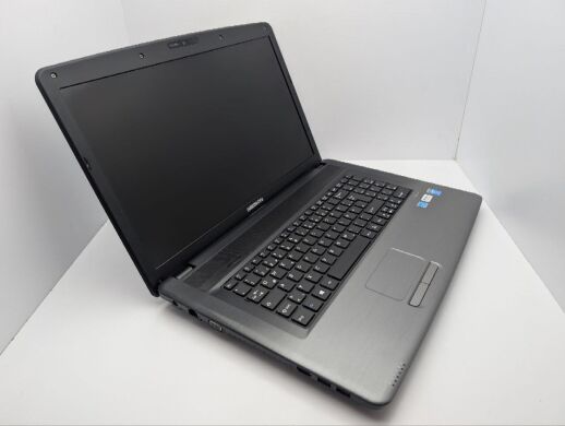 Ноутбук Medion Akoya E7222 / 17.3" (1920x1080) TN / Intel Pentium 2020M (2 ядра по 2.4 GHz) / 8 GB DDR3 / 500 GB HDD / Intel HD Graphics / WebCam / DVD-ROM / АКБ не тримає