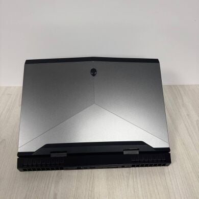 Ігровий ноутбук Dell Alienware 17 R4 / 17.3" (1920x1080) IPS / Intel Core i7-7820HK (4 (8) ядра по 2.9 - 3.9 GHz) / 16 GB DDR4 / 512 GB SSD / nVidia GeForce GTX 1080, 8 GB GDDR5X, 256-bit / WebCam